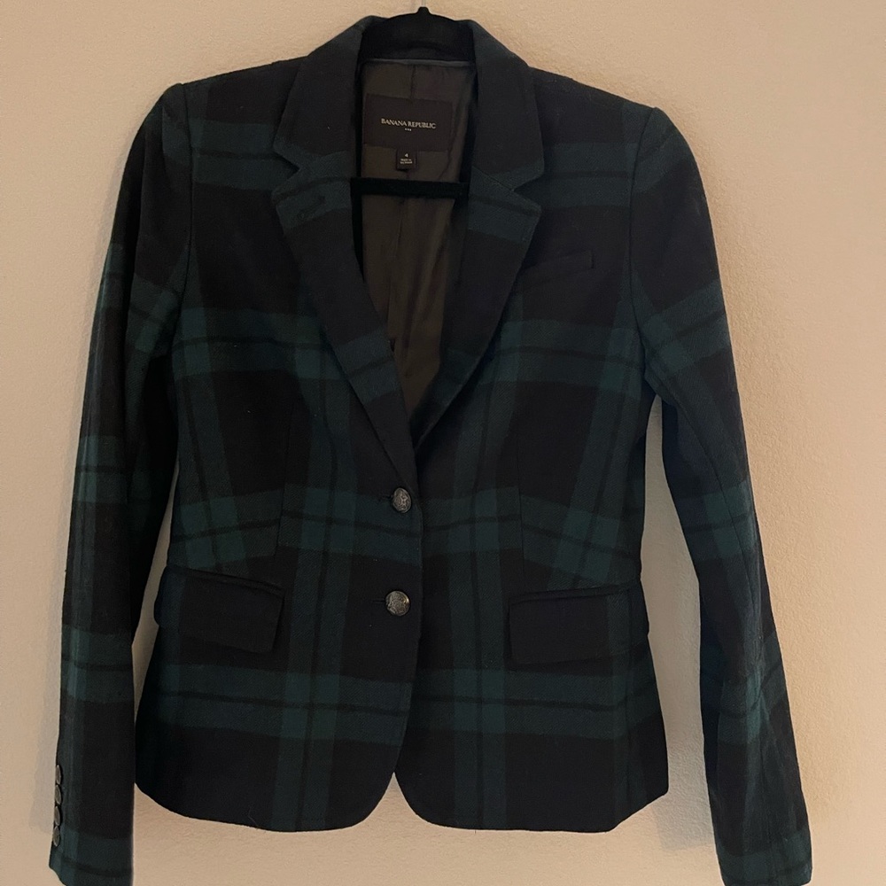Beautiful blazer perfect for the season! Size 4 women. Banana Republic Factory.
